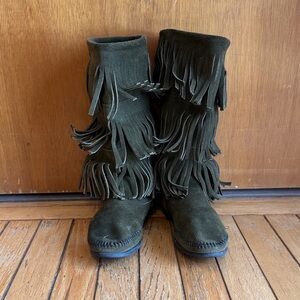 Minnetonka Dark Green Fringe Suede Boots sz 8